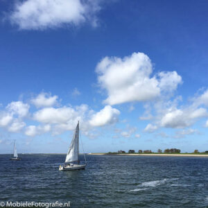Sailing als tag voor deze foto van een zeilboot op de Waddenzee voor de kust van Texel.